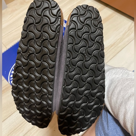 NEW WITHOUT BOX- Birkenstock Arizona Fur in Stormy Gray - Size 7 - Picture 6 of 6